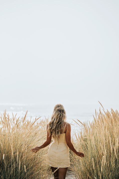 Strand Shoot, Cara Jourdan, Usa Wedding, Oregon Road Trip, Cannon Beach Oregon, Senior Photo Outfits, Model Pose, Beach Photography Poses, Beach Shoot