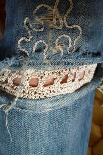 Patching jeans with crochet Återvinna Jeans, Visible Mending, Denim Ideas, Crazy Quilting, Denim Crafts, 자수 디자인, The Jeans, Upcycle Clothes, Crochet Crafts