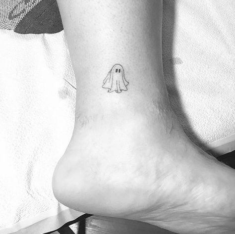 Ghost Tattoo, Inspiration Tattoos, Spooky Tattoos, Halloween Tattoo, Poke Tattoo, Small Tattoo Designs, Aesthetic Tattoo, Halloween Tattoos, 문신 디자인