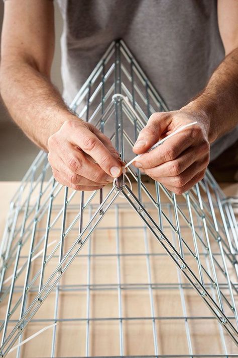 Homemade Coffee Tables, Wire Side Table, Wire Coffee Table, Cheap Coffee Table, Wire Table, Diy Side Table, Mesh Wreath Diy, Shelves Diy, Industrial Coffee Table