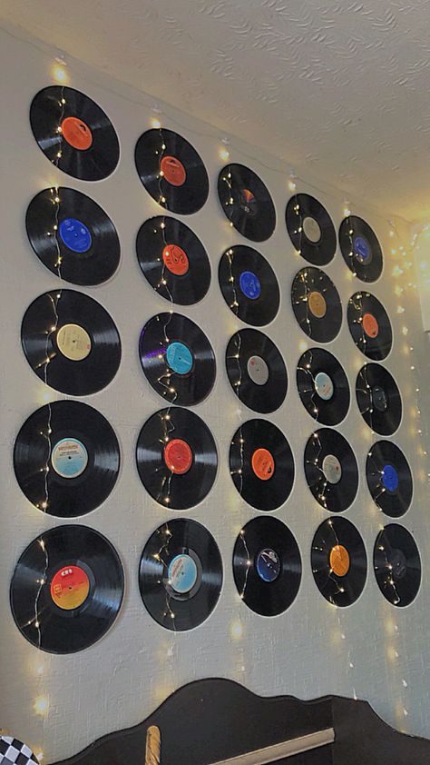 Wall Disc Decor, Music Themed Bedroom Aesthetic, Disk Room Decor, Vinyl Room Ideas, Record Wall Decor Aesthetic, Cd Wall Decor, Vynil Wall, Man Cave Basement Diy, Disc Decor