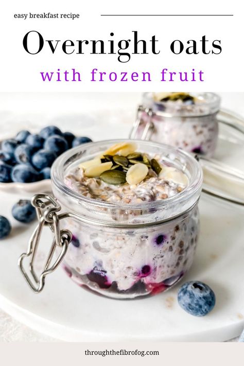 labelled overnight oats with frozen fruit in two glass jars next to a bowl of blueberries with text saying easy breakfast recipe. Meal Prep Kids, Overnight Oats With Frozen Fruit, Berry Overnight Oats, Frozen Fruit Recipes, Overnight Oats With Yogurt, Histamine Diet, Blueberry Overnight Oats, Vegan Overnight Oats, Prep Breakfast