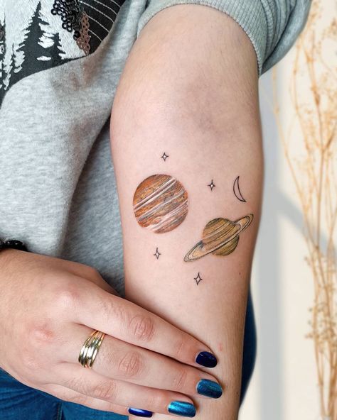 10 Best Jupiter Tattoo Ideas You Have To See To Believe! | Outsons | Men's Fashion Tips And Style Guides Jupiter Tattoo, Reader Tattoo, Jupiter Planeta, Historical Tattoos, Round Tattoo, Saturn Tattoo, Astrology Tattoo, Tarot Tattoo, Horoscope Tattoos