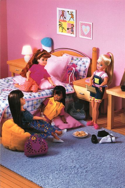 Barbie Comic, School Barbie, Barbie And Her Sisters, Barbie Bedroom, Barbie Books, Barbie 90s, Barbies Pics, Chelsea Doll, Barbie Sisters