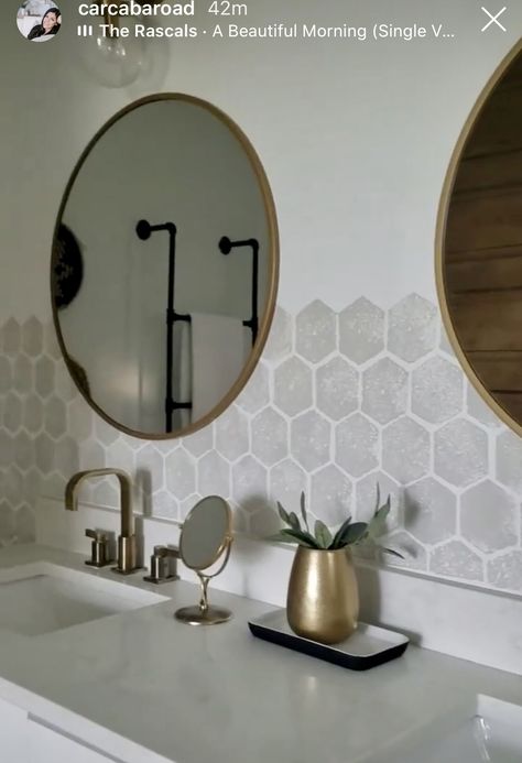 Sponge paint a tile wall! Bathroom Sponge Wall, Hexagon Sponge Wall, Accent Wall In Bathroom Painted, Sponge Paint Bathroom, Sponge Painting Walls Ideas Bathroom, Bathroom Accent Wall Ideas Paint, Bathroom Wall Ideas Paint, Diy Sponge Accent Walls, Sponge Accent Wall Diy