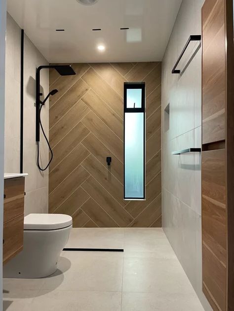 Wood Like Tile Bathroom Wall, Bathroom With Wooden Tiles, Bathroom Wood Tile Ideas, Bathroom Wood Effect Tiles, Wood Like Tile Shower Walls, Timber Tiles Bathroom, Wood Walls In Bathroom, Wood Look Tile Shower Walls Bathroom, Wooden Tile Bathroom