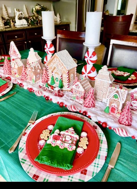 Gingerbread Themed Christmas, Gingerbread Centerpiece, Christmas Fiesta, Gingerbread House Designs, Gingerbread Christmas Tree, Gingerbread Party, Gingerbread Christmas Decor, Creative Christmas Trees, Christmas Gingerbread House