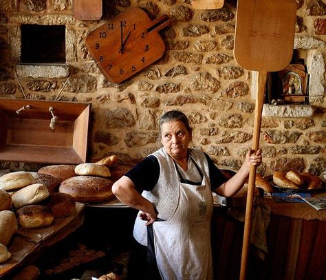 Traditional Bakery, Pembuat Roti, Birthday Desserts, Our Daily Bread, Visiting Greece, Bakery Shop, Daily Bread, People Of The World, Greek Recipes