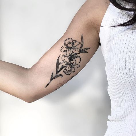 Narcissus tattoo by @isaarttattoo - Tattoogrid.net Flower Tattoo Black And White, Narcissus Flower Tattoo, Narcissus Tattoo, Flower Tattoo Black, Daffodil Flower Tattoos, Narcissus Flower Tattoos, Tattoo Black And White, Daffodil Tattoo, Rose Flower Tattoos