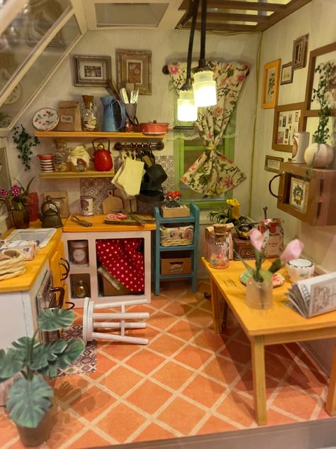 Kitchen Miniature Model, Miniature Kitchen Ideas, Cottage Core Dollhouse, Cottagecore Miniatures, Miniature Kitchen Diy, Cottagecore Dollhouse, Rolife Miniature, Dollhouse Apartment, Kitchen Diorama