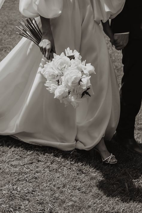 Long stem white roses for a bridal bouquet - so elegant, so classic, so chic! Photography: 📸Meadow Lane Visuals Long Stem White Rose Bouquet, Long Stem Rose Bouquet, Bramleigh Estate, Long Stem Bouquet, Chic Photography, White Rose Wedding Bouquet, Teardrop Bouquet, White Rose Bouquet, Long Stem Flowers