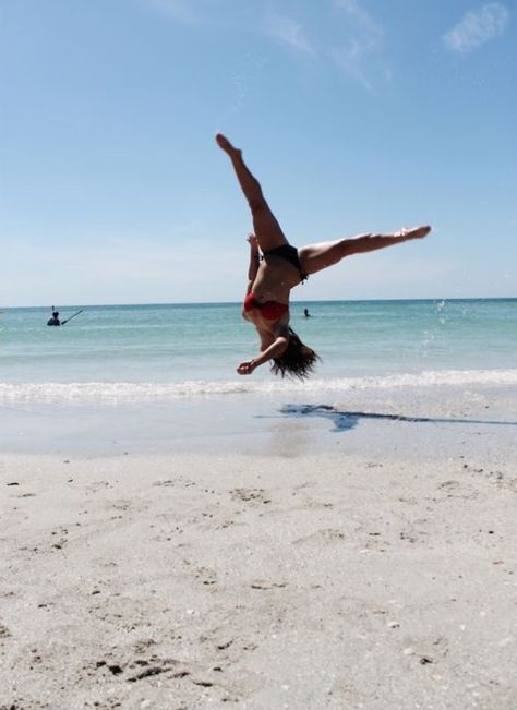 Front Ariel Beach Gymnastics, Gymnastics Images, Beach Photo Session, Gymnastics Dance, Beach Pictures Friends, Family Beach Pictures, Florida Girl, Artistic Gymnastics, Gymnastics Girls