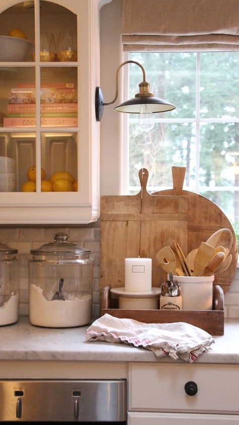 10 Farmhouse Kitchen Essentials - Beneath My Heart Case In Stile Country, Interior Vintage, Farmhouse Kitchen Design, Hus Inspiration, Kitchen Redo, Cool Ideas, Cottage Kitchen, Farmhouse Kitchen Decor, Teen Room