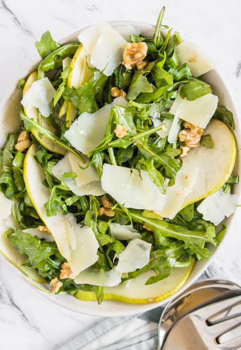 Pear Salad Recipes, Fancy Salads, Parmesan Salad, Spring Mix Salad, Gourmet Salad, Classic Salad, Sliced Pears, Spring Dinner, Pear Salad