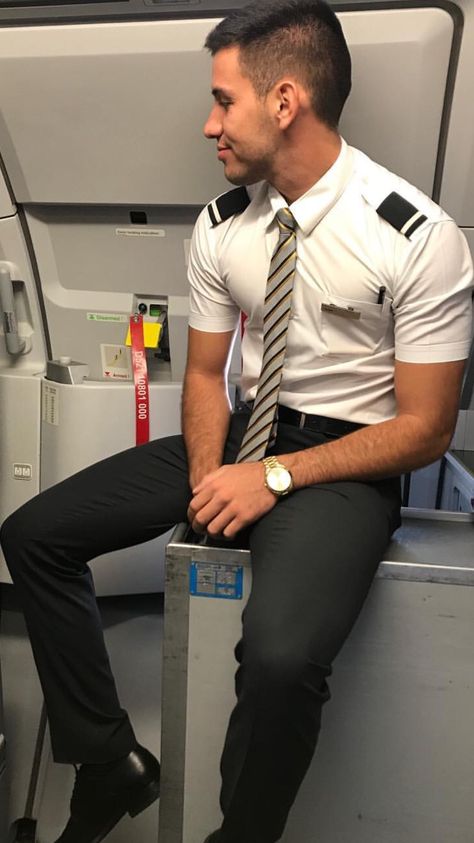 Pilot Style Men, Pilot Uniform Men Aesthetic, Pilot Aesthetic Male, Crew Haircut, Hot Pilot, Pilot Man, Pilot Uniform Men, Male Pilot, Pilot Outfit