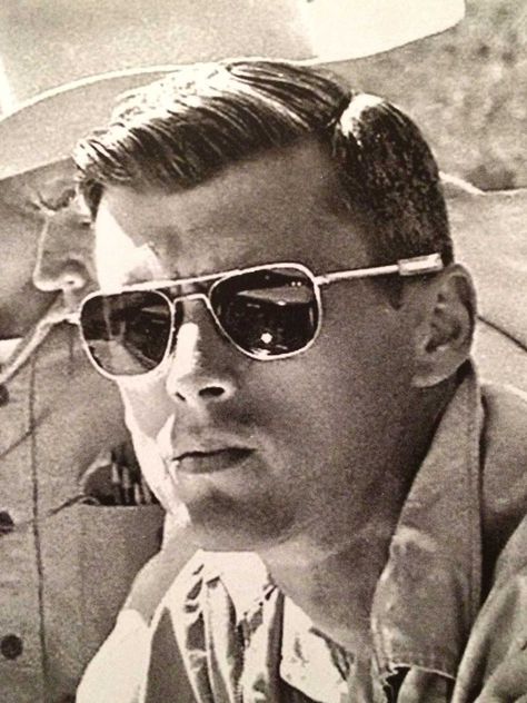 Persol Sunglasses Men, Aviator Glasses Men, He Spoke Style, Steve Mcqueen Style, Vuarnet Sunglasses, Mens Eye Glasses, Iconic Sunglasses, Pilot Glasses, Vintage Outfits Men