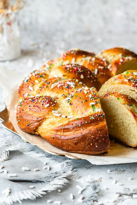 Italian Sweet Bread, Holiday Desserts Easter, Easter Sweet Bread, Easter Breads, Italian Easter Recipes, Berry Desserts, Italian Easter Bread, Easter Bread Recipe, Italian Easter