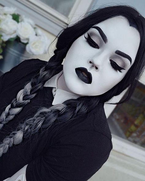 Maquillage Halloween Simple, Make Up Diy, Easy Halloween Makeup, Makeup Zombie, Halloween Make-up Looks, Halloweenský Makeup, Creepy Halloween Makeup, Cute Halloween Makeup, Halloween Makeup Pretty