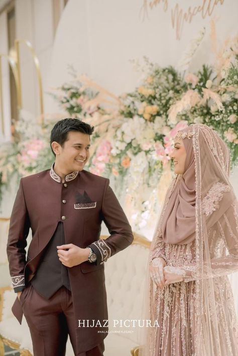 Baju Akad Nikah Muslim Syari, Moslem Wedding Dress, Dres Kondangan, Islamic Bride, Muslim Wedding Hijab, Pose Pengantin, Wedding Hijab Styles, Wedding Reception Outfit, Nikah Outfit