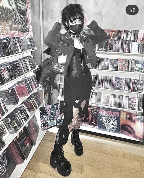 Trashville 518 Outfit, Traditional Goth 80s, Emo Goth Clothes, Baggy Gothic Outfits, Academic Goth Outfit, Simple Trad Goth Outfits, Goth Outfit Ideas Winter, Goth Fashion 80s, Trad Goth Fits