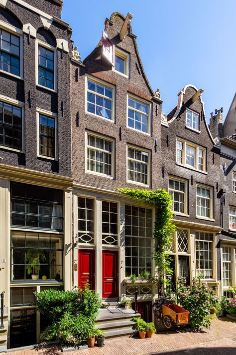 Four Square Homes, Amsterdam Houses, Georgian Townhouse, Scandinavian Apartment, Small Attic, Dutch House, House Restoration, Townhouse Designs, Attic Apartment