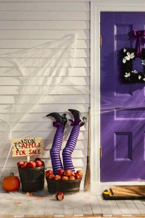 Halloween Porches, Diy Halloween Porch, Porche Halloween, Spooky Outdoor Halloween Decor, Cheap Halloween Diy, Diy Halloween Dekoration, Cheap Diy Halloween Decorations, Scary Halloween Decorations Outdoor, Fiesta Halloween