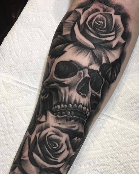 Tattoo Fairy, Skull Rose Tattoos, Catrina Tattoo, Rose Tattoo Sleeve, Tato Henna, Rose Tattoos For Men, Skull Sleeve Tattoos, Skull Sleeve, Skull And Roses