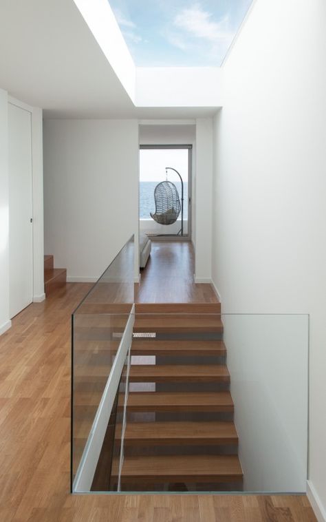 © Ricardo Amaral Singapore House, Contemporary Entryway, Architecture Today, Contemporary Staircase, Narrow House, Contemporary Fireplace, Modern Stairs, Glass Railing, Contemporary Bedroom