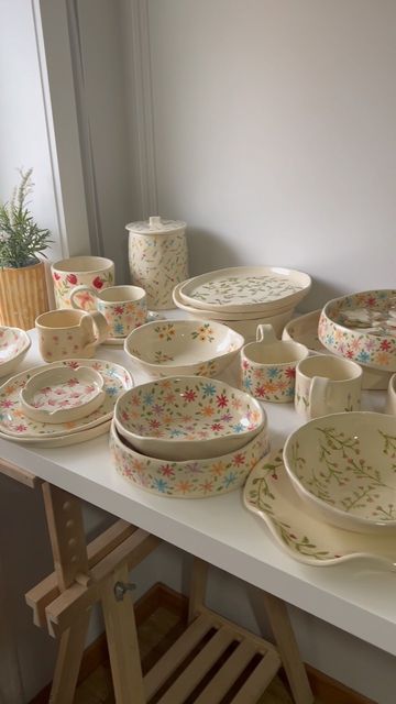 Ceramic Sets Ideas, Aesthetic Dishes, Pottery Sets, Dishes Aesthetic, Cute Dishes, Pretty Bowls, Mug Inspiration, Ceramic Kitchenware, Clay Decorations