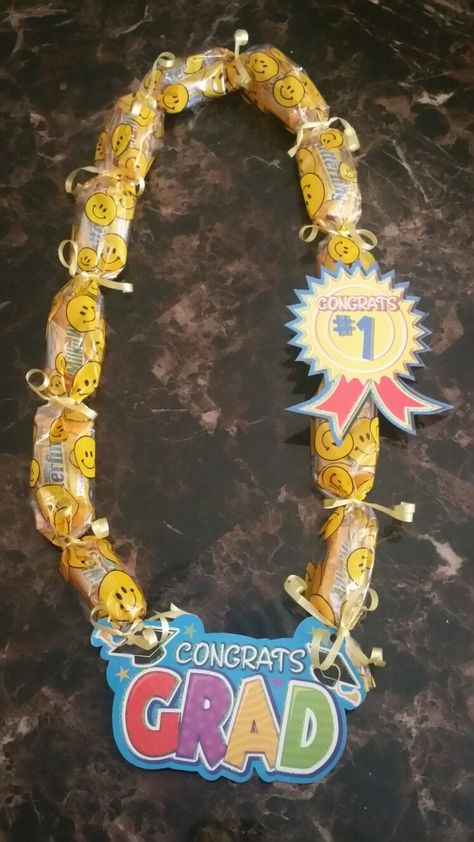 Candy Lei Preschool Graduation Leis, Graduation Necklace Candy, Lolly Lei, Candy Lei Diy, Elementary Graduation Gifts, Middle School Graduation Party, Graduation Candy Lei, Graduation Garland, Elementary Graduation