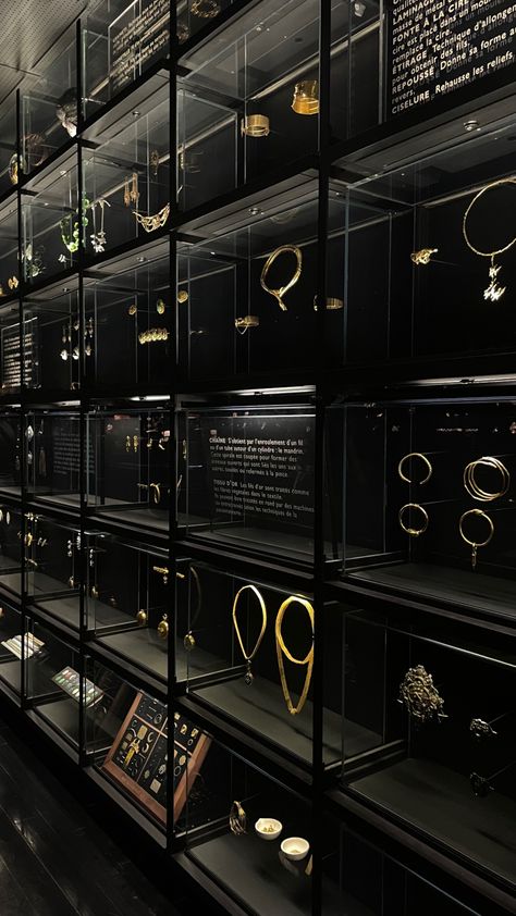 Jewellery Showroom Interiors Jewelry Shop, Gold Jewelry Shop Interior Design, Jewelry Showroom Interiors, Mejuri Store, Jewelry Store Aesthetic, Jewellery Display Ideas Shops, Jewellery Showroom Interior Design, Luxury Jewelry Display, Luxury Jewelry Shop