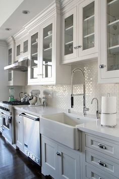 Subway Tile Kitchen Ideas-23-1 Kindesign Farmhouse Kitchen Backsplash, Interior Dapur, Best Kitchen Cabinets, Kabinet Dapur, Kitchen Backsplash Designs, Farmhouse Kitchen Cabinets, Decor Ikea, Farmhouse Kitchen Design, New Kitchen Cabinets