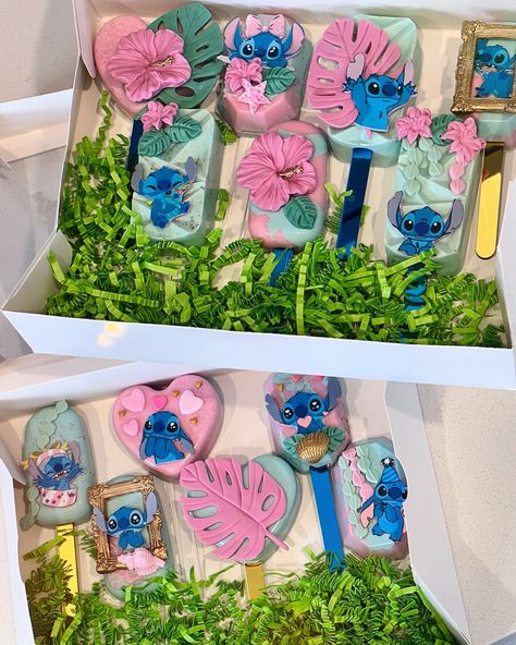 🏝️🌺🌴Stitch Cakesicles🌴🌺🏝️ Obsessed with these Cakesicles!! Cakesicles are always such a cute way to add some treats to your party. Completely customizable to fit your theme ✨A little BTS✨ My daughter is a natural at this stuff She created all the fondant pieces for these cakesicles! So proud 💪 . . . . . . #cake #sanantonio #sanantoniosmallbusiness #sanantoniocakes #sanantonioeats #sanantonioevents #sanantoniofood #sanantoniofoodie #sanantoniobaker #bakedsa #bakery #foodie #food #cakeofth... Lilo And Stitch Birthday Party Treats, Lilo And Stitch Cakesicles, Lilo And Stitch Rice Krispie Treats, Stitch Party Treats, Stitch And Angel Gender Reveal Treats, Stitch And Angel Cake Pops, Stitch Cakesicles, Lilo And Stitch Dessert Table, Bluey Cakesicles