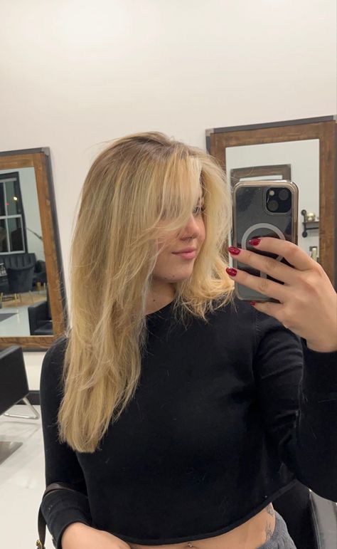 Layered Blonde Hair / Face Framing with baby lights and money piece / Shaggy haircut on blonde hair Blonde Hair Face Framing, Light Face Framing Layers, Ash Dirty Blonde Hair, Light Face Framing, Layered Blonde Hair, Layered Blonde, Shaggy Haircut, Baby Lights, Golden Blonde Hair