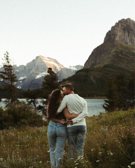 Mountain Engagement Shoot, Mountain Photoshoot, Shooting Couple, Mountain Couple, Engagement Picture Outfits, Fall Engagement Pictures, Couple Engagement Pictures, Cute Engagement Photos, Mountain Engagement Photos