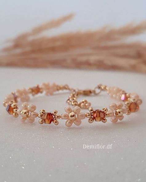 Beige and Brown Flowers Bracelet 16cm + 4cm / flowers / daisies / minimalist/ flowers / flower bracelet / boho / accessories/ daisyflower / bijoux /beads 💖🌸 glass pearls, beige, brown and gold colour -Measure This bracelet is made up of small flowers of approximately 8 mm I recommend measuring your wrist circumference before purchasing. Each bracelet also has a small stainless steel chain of approximately 4 cm - Material Glass beads Nylon thread Gold plated stainless steel -Care instructions To keep this delicate bracelet for a long time we recommend: Avoid direct contact with perfumes, cream, soaps and other chemicals. Do not use this bracelet while sleeping, playing sports or showering/bathing. There are also other sizes and types of shipments Thank you !! For any information contact m Jewelry Bracelets Gold Women, Small Bead Bracelets Ideas, Accessories Elegant, Flowers Daisies, Gift Idea For Women, Daisy Bracelet, Bracelet Accessories, Minimalist Flowers, Gelang Manik