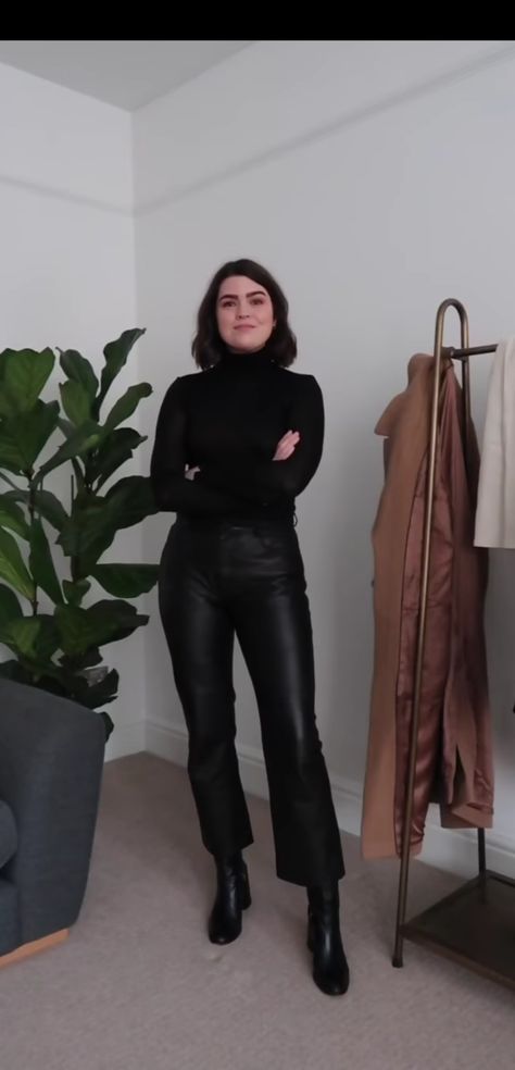 Anna Newton @theannaedit - all black outfit featuring straight leg leather trousers. Leather Jeans Outfit, Leather Pants Outfit Winter, Black Leather Pants Outfit, How To Style Leather Pants, All Black Outfit For Work, Faux Leather Pants Outfit, Black Work Outfit, Leather Trousers Outfit, Style Leather Pants