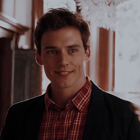 @𝒗𝒂𝒔𝒈𝒖𝒆𝒕𝒕 Alex Stewart, Sam Claflin, Love Rose, The Mortal Instruments, Classic Movies, Fantastic Beasts, Celebrities Male, Profile Picture, Celebrities