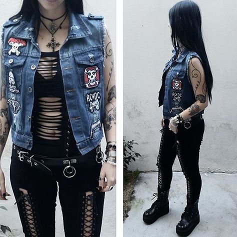 Another one I took from Rokaria MAB on Lookbook coz I like it and it inspires me ♥ Hair Metal Outfit, Battle Vest Outfit, 90s Metal Fashion, Heavy Metal Aesthetic Outfits, Metal Girl Outfit, Vest With Patches, Metal Vest, Metalhead Fashion