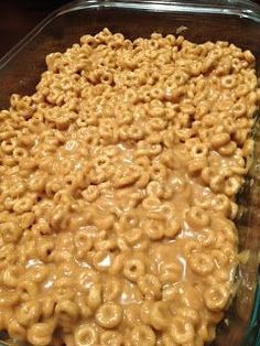 Peanut Butter Cheerios Bars - my mom used to make these all the time when i was a kiddo! Cheerios Bars, Peanut Butter Cheerios, Peanut Butter Cheerio Bars, Cereal Treats, Snacks Für Party, Peanut Butter Recipes, Yummy Sweets, Butter Recipe, How Sweet Eats