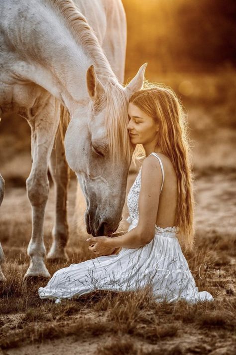 Senior Horse Photography, Horse Photoshoot Ideas, Equine Photography Poses, Horse Senior Pictures, Horse Photography Poses, Funny Horse Pictures, Foto Cowgirl, Senior Photoshoot Poses, Pictures With Horses