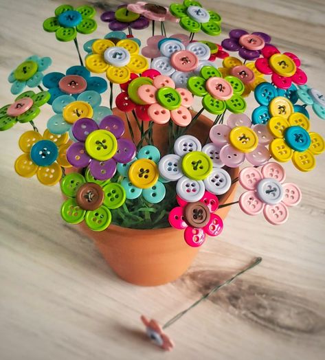 Button Art Projects, Buttons Crafts Diy, Button Creations, Button Bouquet, Spring Crafts For Kids, Diy Bricolage, Easter Decorations Ideas, Diy Buttons, Ideas For Easter Decorations