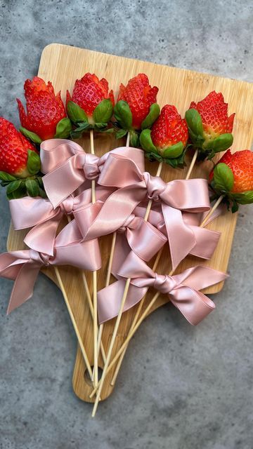 Sine Siemkowicz on Instagram: "Strawberry Bow Roses🎀🍫  Surprise your loved ones with these adorable edible flowers, which are best served with melted chocolate.  For the full instructions head to my website (link in bio) or search:   https://food-bites.com/recipe/strawberry-bow-roses  #valentinesday #chocolate #strawberries #beautifulcuisines #tutorial #howto" Berry Themed Charcuterie Board, Strawberry Edible Arrangement, Roses Surprise, Rose Strawberries, Strawberry Butterfly, Bow Bouquet, Food Bites, Strawberry Aesthetic, Candy Roses