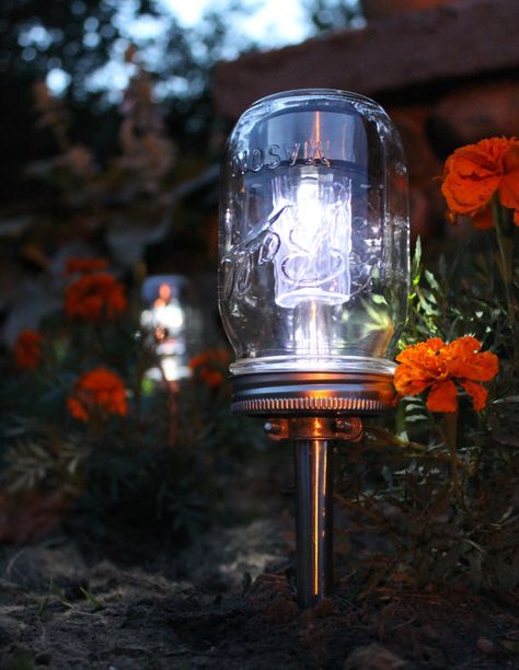 Here you'll find several Outdoor Mason Jar Lights projects to brighten and add a stylish look to your yard or home patio. Solaire Diy, Vintage Makeover, Solar Light Crafts, Solar Mason Jars, Garden Magic, Mason Jar Projects, Meteor Garden 2018, Light Crafts, Diy Solar