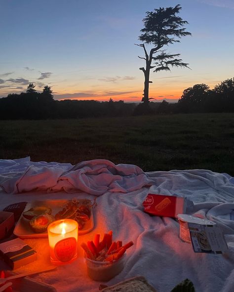 Sunset Picnic Date, Sunset Date, Sunset Picnic, Picnic Date, Cutie Patootie, Dates, Things To Do, Pins, Quick Saves