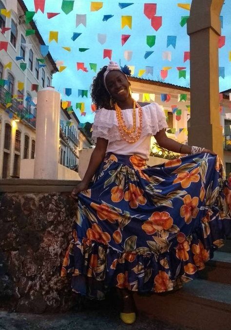 Traditional Dresses from Latin America Brazil Traditional Dress, Creole Fashion, Brazil Dress, Brazilian Dress, Latina Clothes, Brazilian Clothes, Moda Afro, Latina Outfits, American Dress