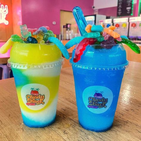 Candy Alcohol Drinks, Candy Shack, Snack House, Iced Drinks Recipes, Pretty Alcoholic Drinks, Candy Drinks, Colorful Drinks, Yummy Alcoholic Drinks, Party Food Buffet