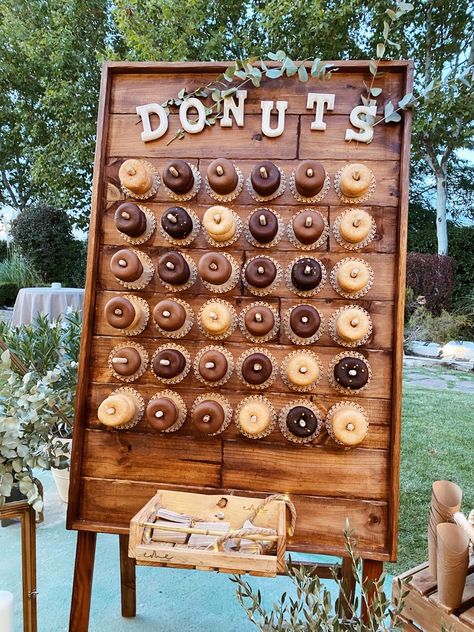 Donut Candy Bar, Candy Bar Inspiration, Wedding Snacks Bar, Candy Bar Wedding Rustic, Candy Bar Palette, Rustic Candy Table, Snack Bar Wedding, Candy Station Ideas, Table Setting Ideas Casual