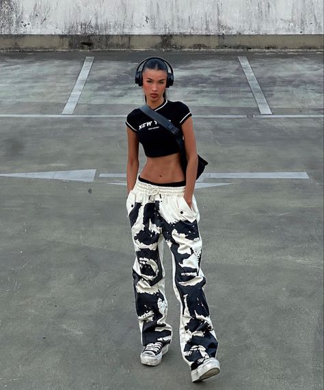 Dance Outfits Hip Hop, Fancy Sleepwear, Outfits Ideas Black, Chica Hip Hop, Casual Outfits Ideas, Women Casual Outfits, Seoul Night, Black And White Outfits, Streetwear Lookbook