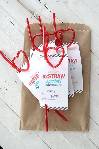 cute, cheap, Valentine's Day card printable using straws from the dollar store! Candy Valentine Ideas, Candy Free Valentines, Cute Valentines Day Cards, Straw Valentine, Pinterest Valentines, Roses Valentine, Valentinstag Party, Cards To Make, Class Valentines